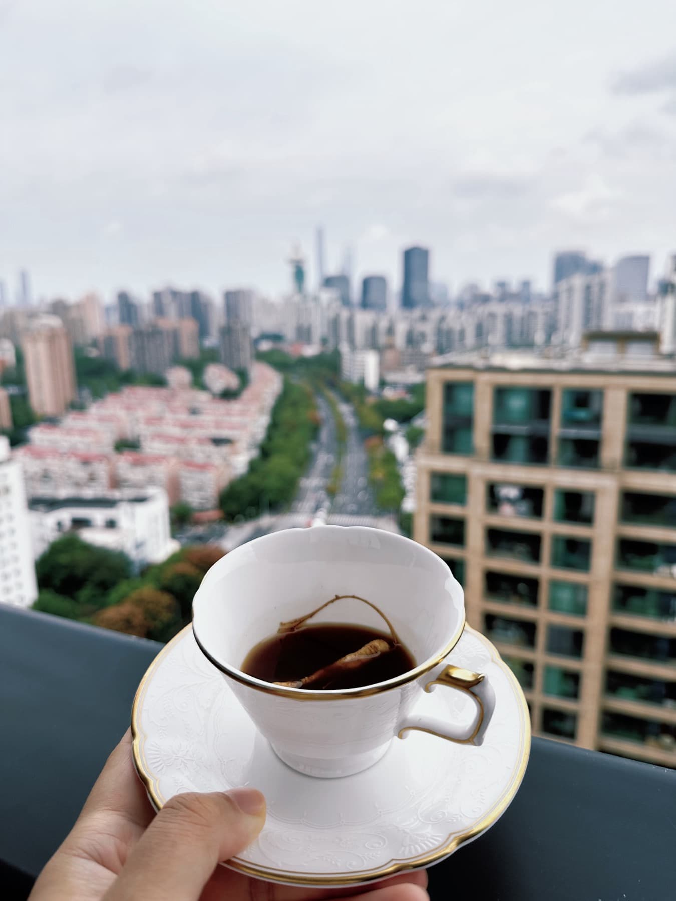 城市窗景前的一杯秋茶